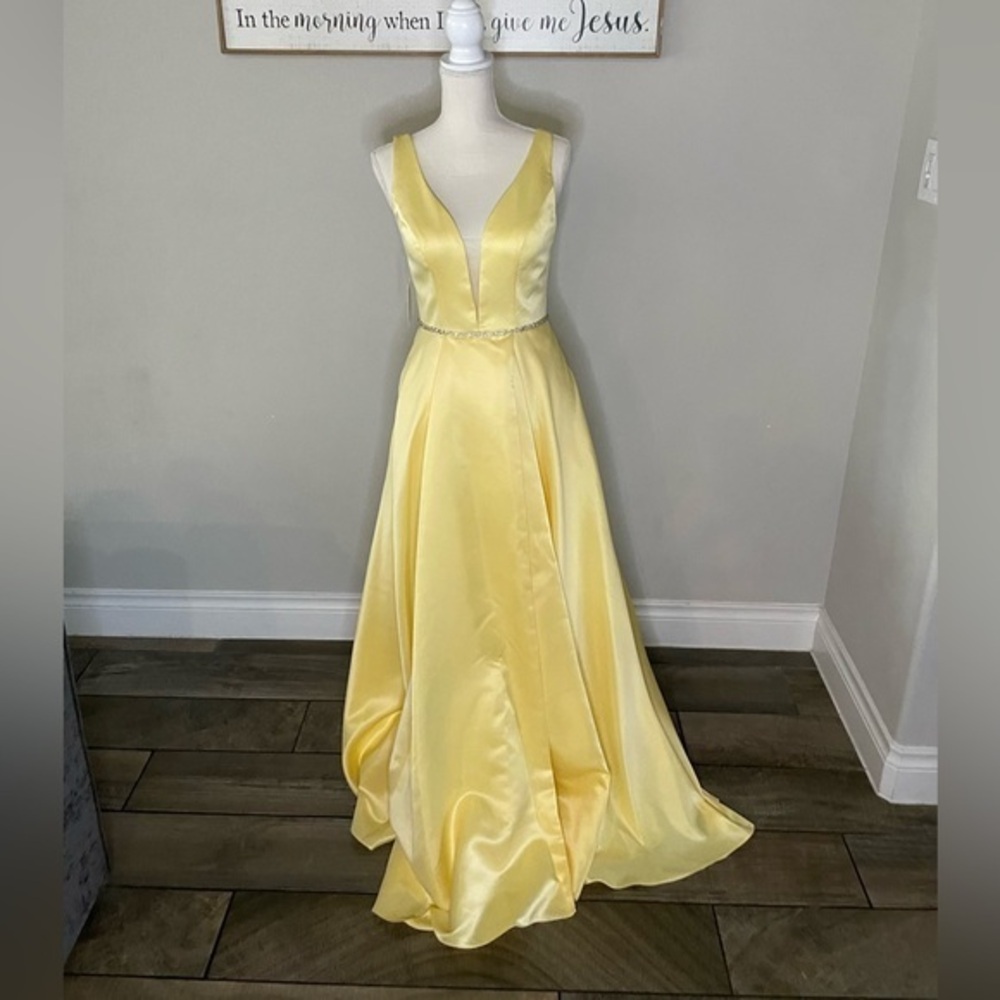 NWT Beautiful Yellow Formal Gown